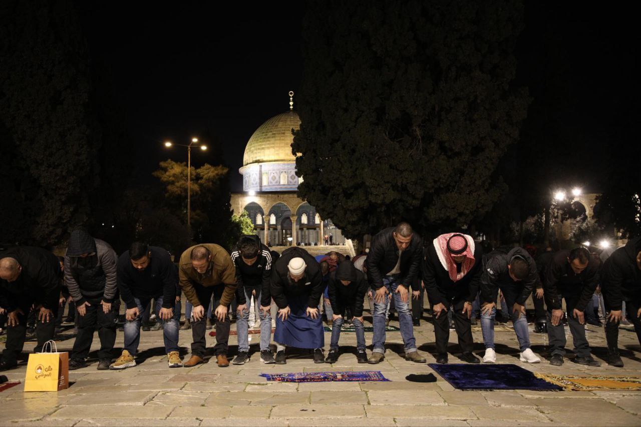 Zionistischer Feind hindert in der ersten Nacht des Ramadan Gläubige am Zugang zu Al-Aqsa
