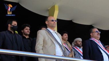 Präsident Al-Mashat nimmt an einer Militärparade und Abschlusszeremonie für eine Gruppe von Mitgliedern des Siebten Militärbezirks in Al-Bayda teil