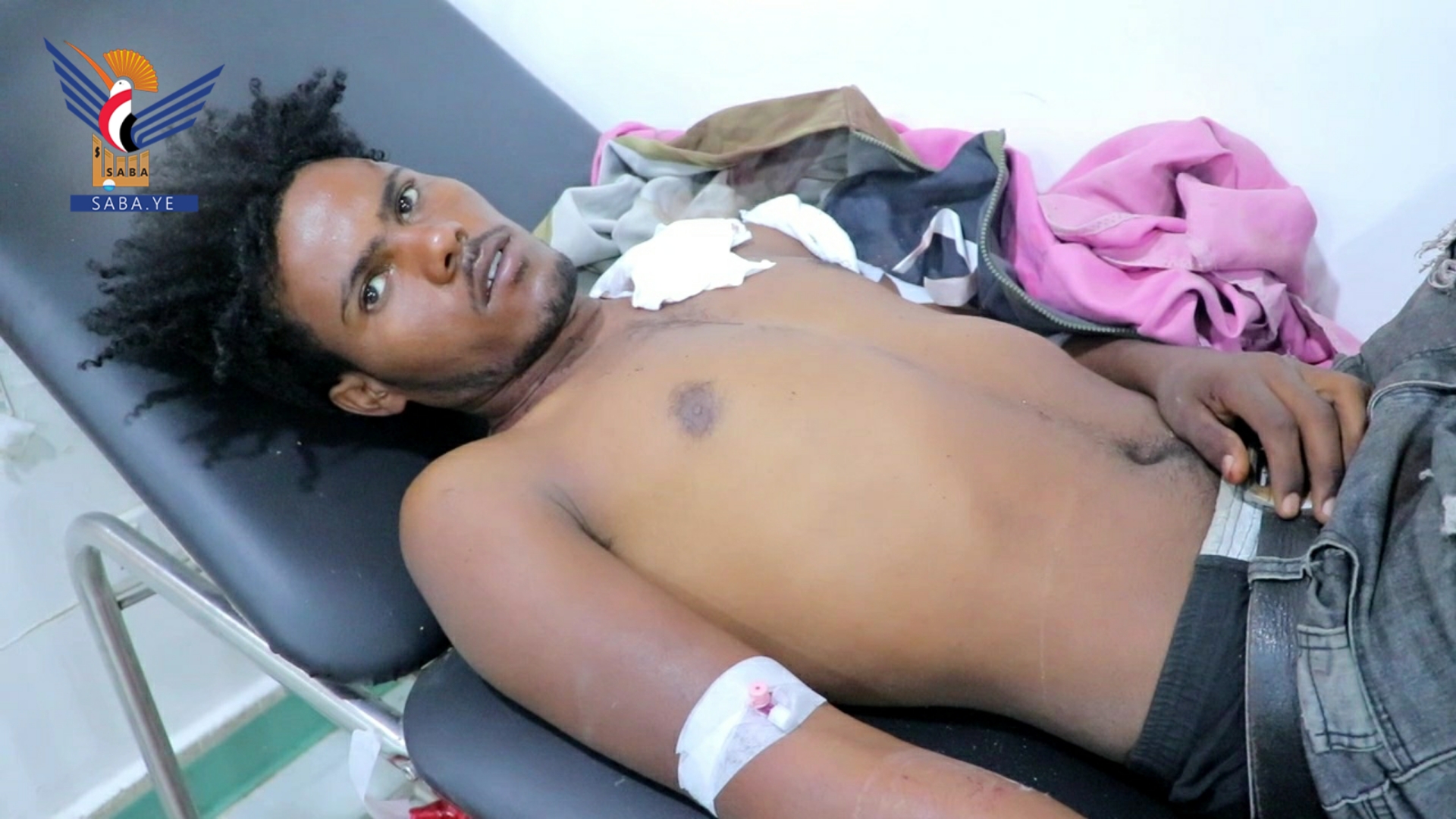 Verletzung eines Zivilistes, eines afrikanischer Einwanderers durch saudisches Feuer an der Grenze in Saada 