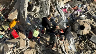 Martyrium von mindestens 50 Palästinensern bei einem zionistischen Bombenanschlag auf zwei Schulen, in denen Vertriebene in Gaza untergebracht waren