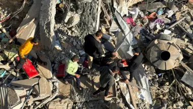 Martyrium von mindestens 50 Palästinensern bei einem zionistischen Bombenanschlag auf zwei Schulen, in denen Vertriebene in Gaza untergebracht waren Martyrium von mindestens 50 Palästinensern bei einem zionistischen Bombenanschlag auf zwei Schulen, in denen Vertriebene in Gaza untergebracht waren