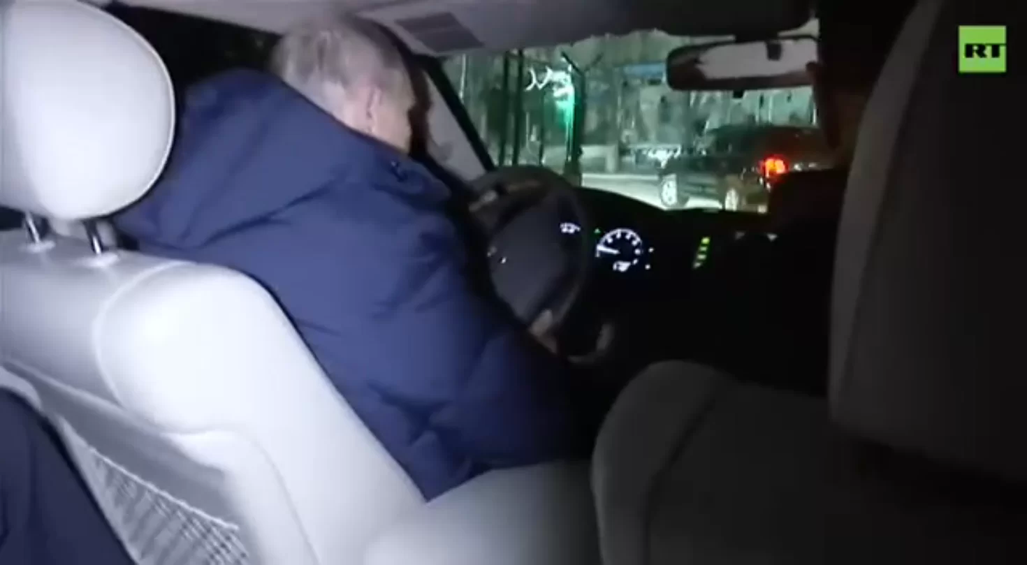 Putin inspecciona personalmente las calles de la ciudad de Mariupol en la región de Donbass .