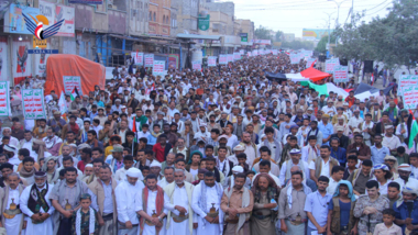 Mass march in Hodeida under slogan “With Gaza”