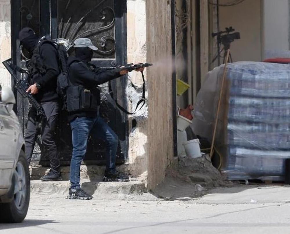 مقاومون فلسطينيون يطلقون النار تجاه موقع لجيش العدو غرب نابلس