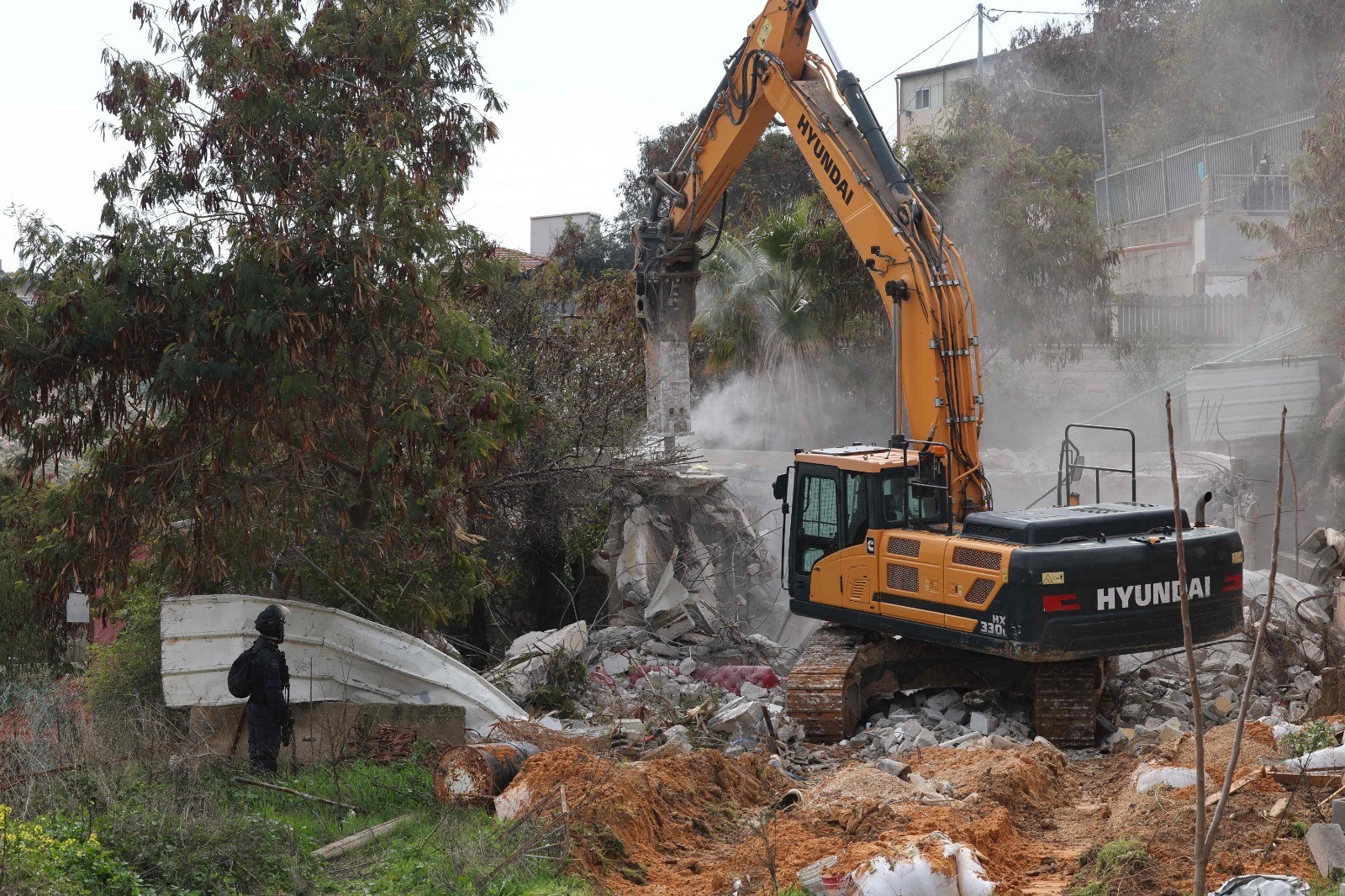 Zionistischer Feind zerstört ein Haus nordwestlich von Ramallah