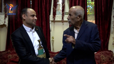 Le président Al-Mashat rend visite au combattant, le général de division Khaled Baras, et loue ses positions nationales