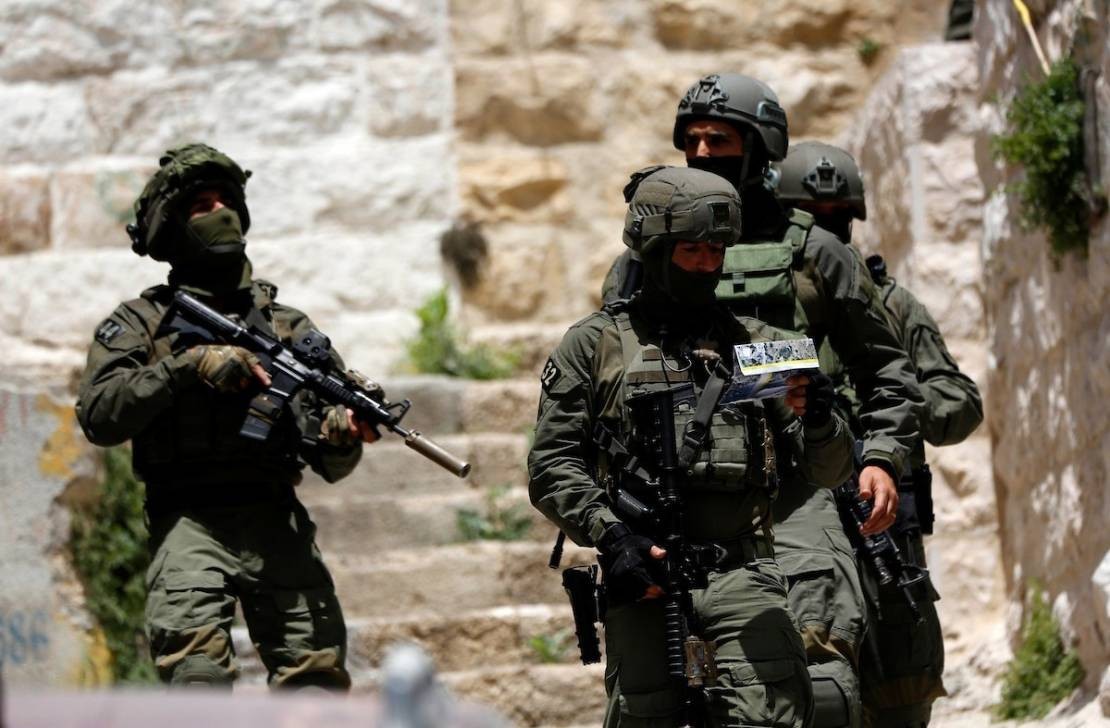 Zionistische Feind überfällt die Häuser von Führern und Mitgliedern der islamischen Dschihad-Bewegung in Jenin
