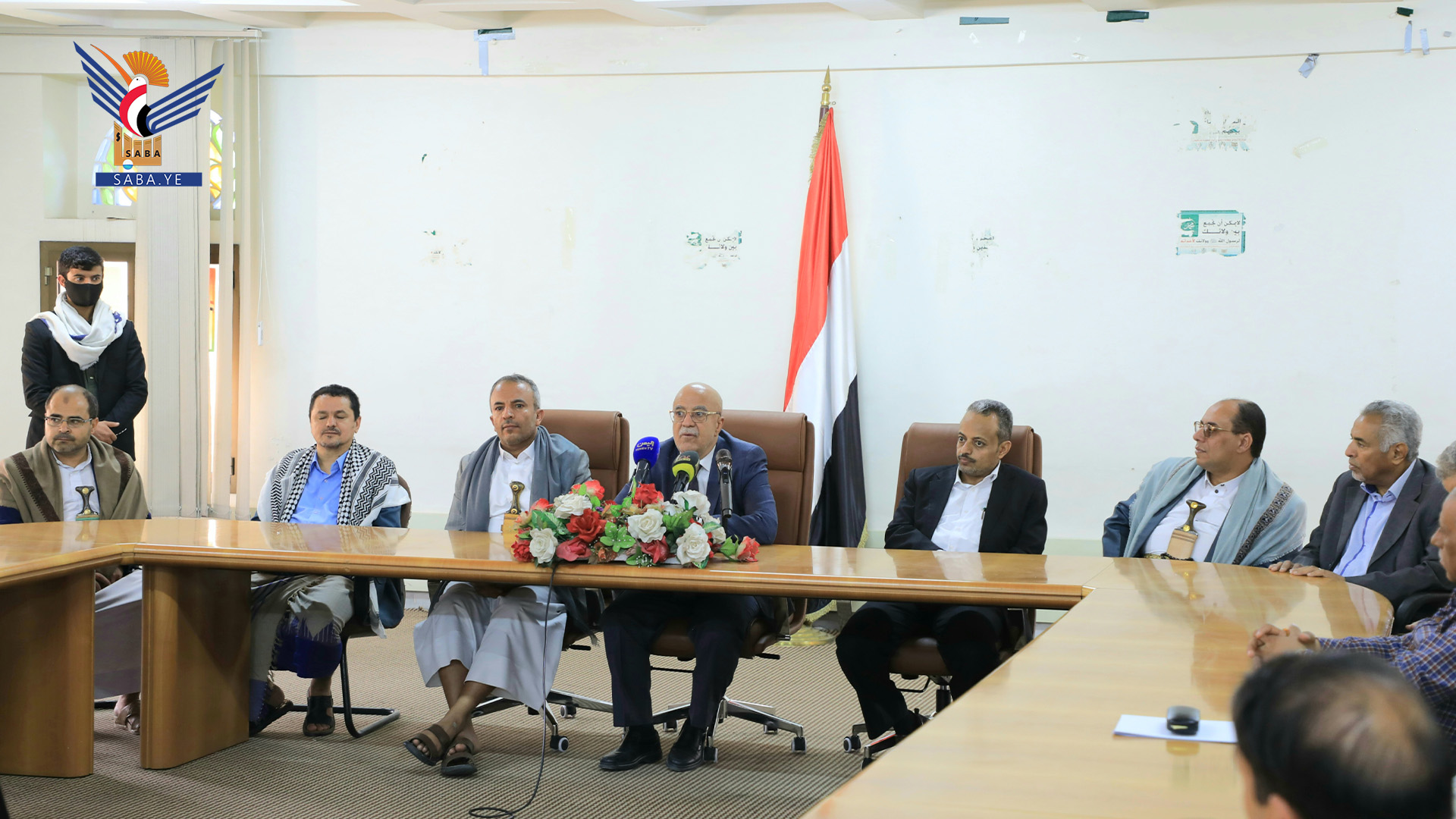 رئيس مجلس الوزراء يطلع لدى زيارته وزارة الخدمة المدنية على خطة الوزارة للرقابة على الانضباط الوظيفي
