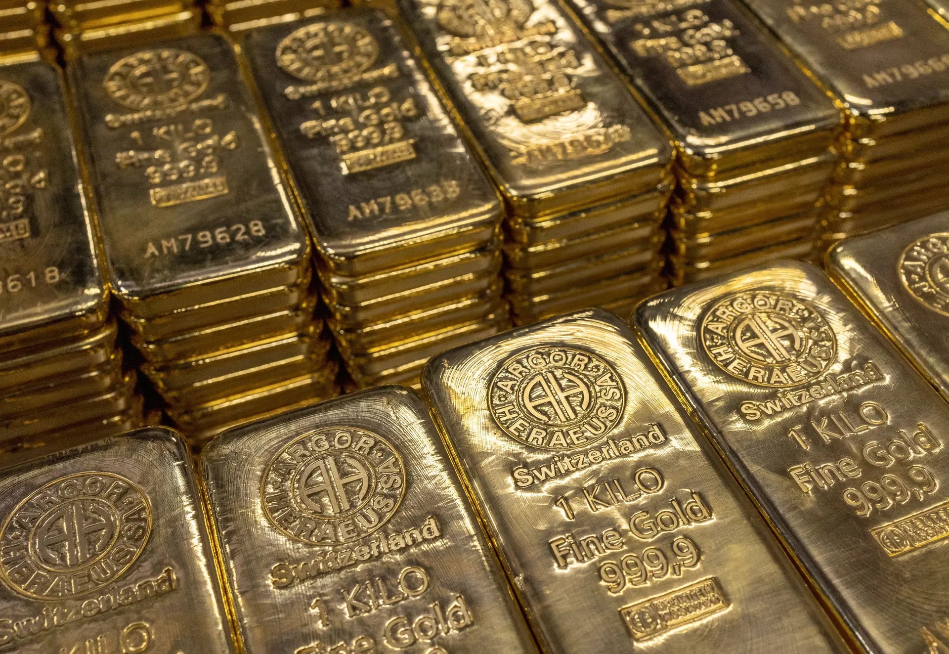 استقرار أسعار الذهب فوق أعلى مستوى منذ أبريل الماضي