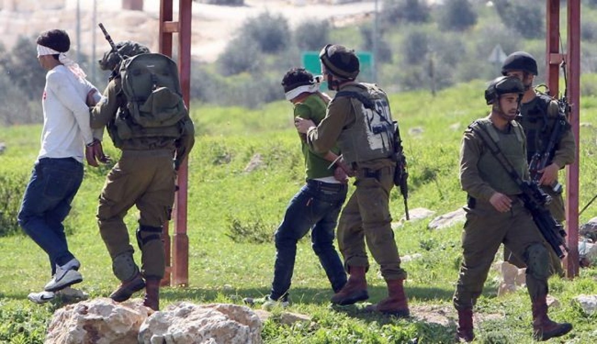 قوات العدو الصهيوني تعتقل عشرة فلسطينيين من الضفة الغربية المحتلة