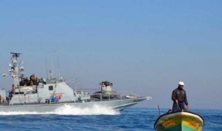 Zionist navy attacks Palestinian fishermen in Gaza Sea