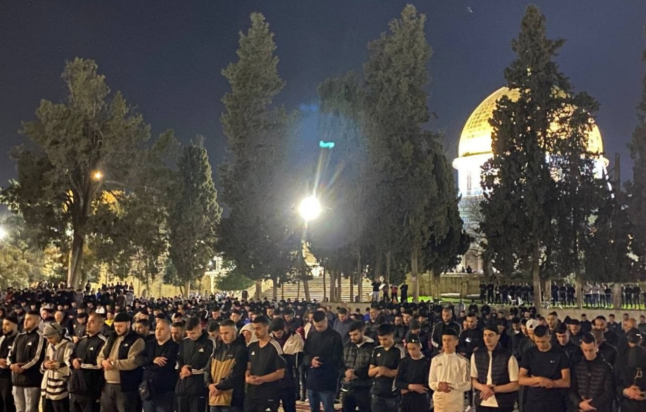 الفلسطينيون يؤدون صلاة الفجر العظيم في رحاب المسجد الأقصى المبارك