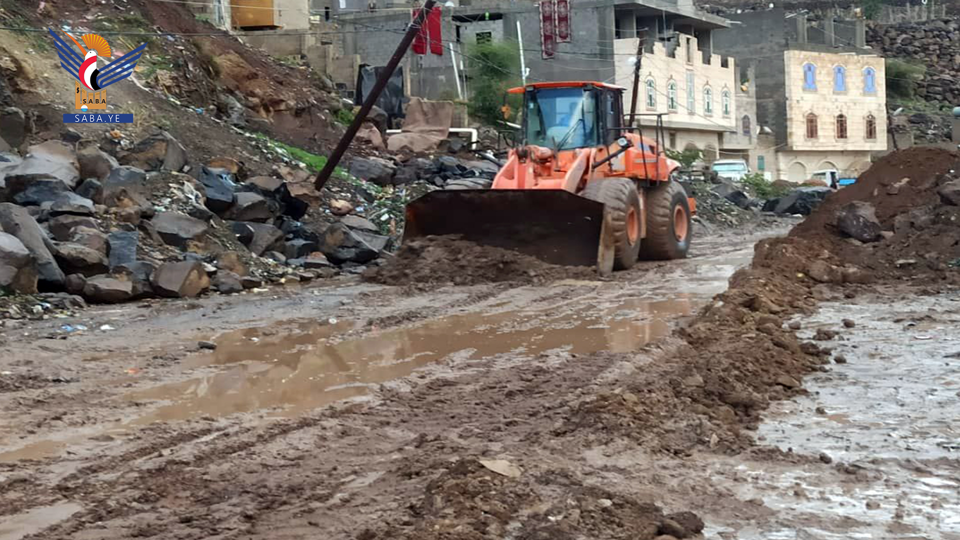 Verfüllen von Gruben, das Ablassen von Regenwasser und sintflutartige Regenfälle gehen in der Hauptstadt weiter