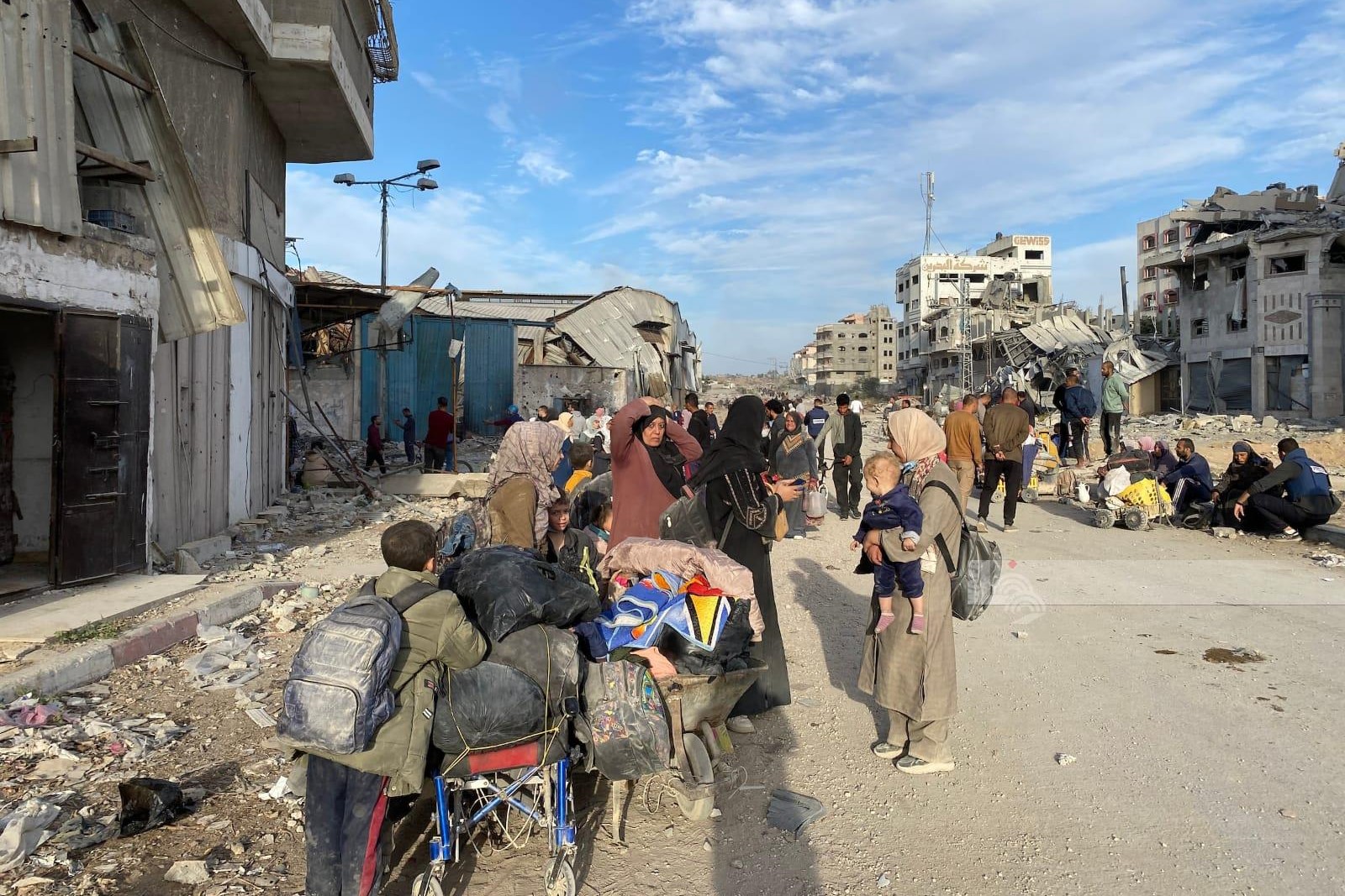 Zionist enemy forces Palestinians to be forcibly displaced from areas in Khan Yunis