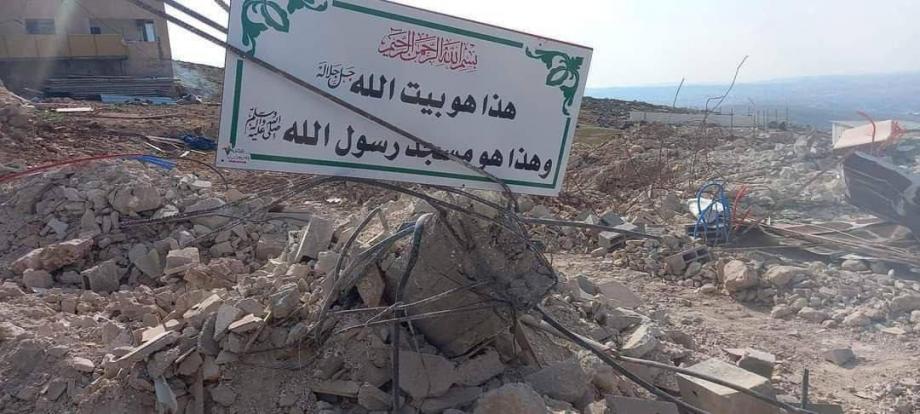 Zionistische Feind zerstört eine Moschee in Hebron