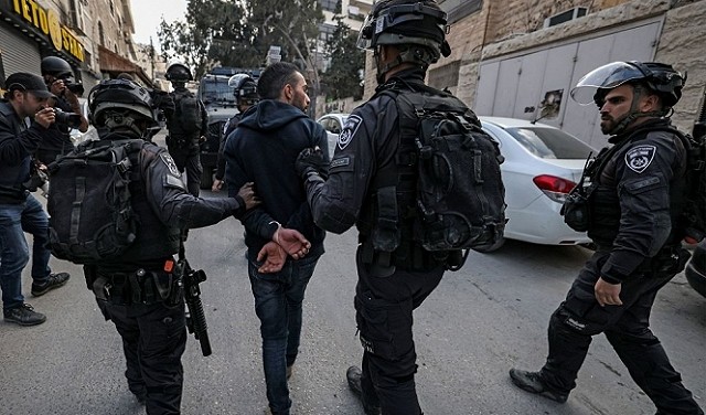 Zionist enemy forces arrest three Palestinian youths in Nablus