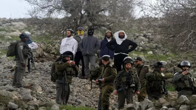 Siedler greifen Palästinenser an und fällen Olivenbäume südlich von Nablus Siedler greifen Palästinenser an und fällen Olivenbäume südlich von Nablus