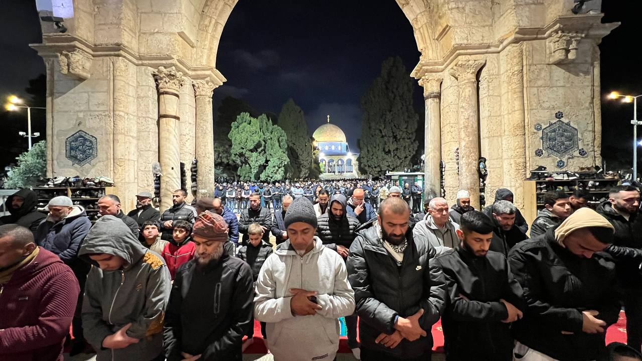 رغم التضييق.. الآلاف يؤدون صلاتي العشاء والتراويح في الأقصى رغم التضييق.. الآلاف يؤدون صلاتي العشاء والتراويح في الأقصى