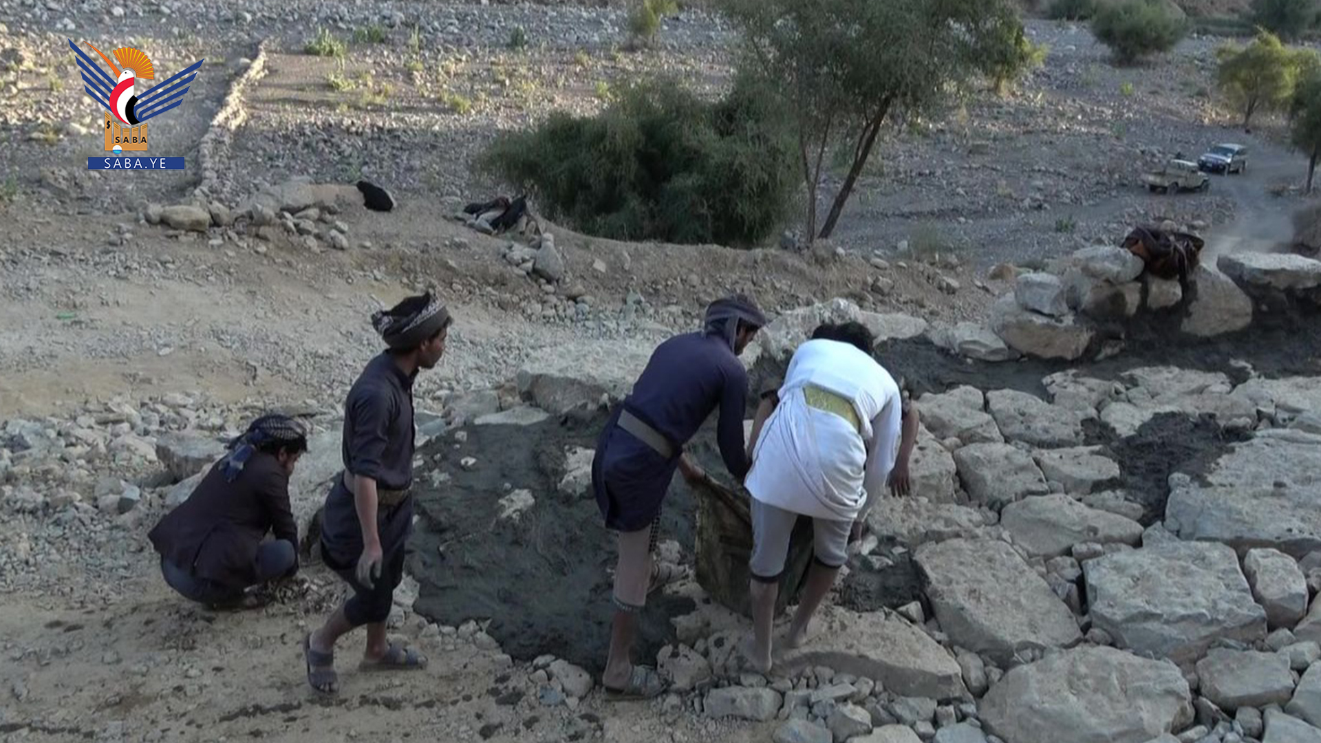 Community initiative to pave & repair road in Hareeb Al-Qarameesh, Marib