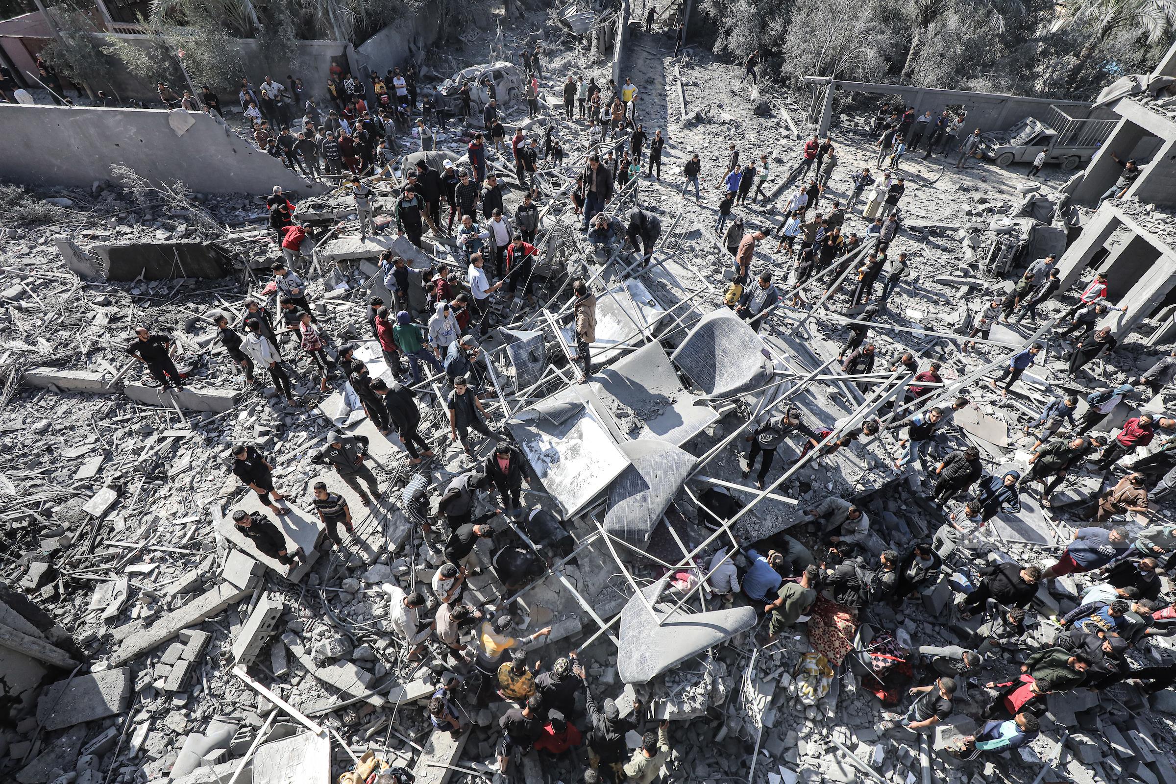 Martyrs Number by Zionist enemys shell of residential building in Jabalia rises to nine