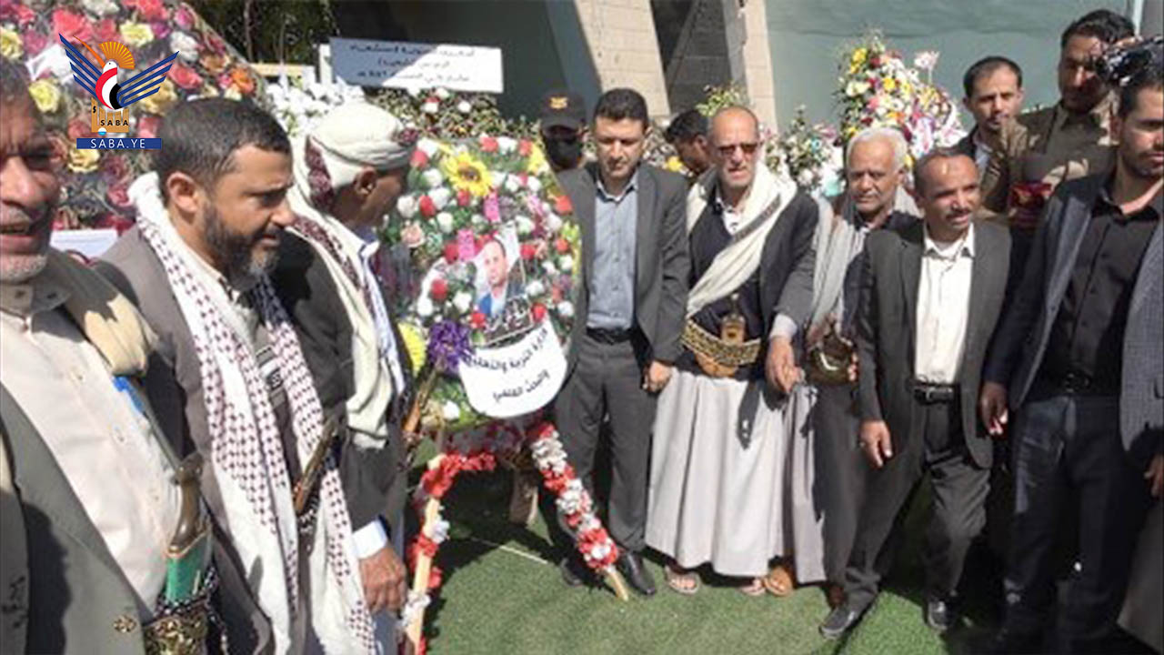 نائب وزير التربية وعدد من قيادات الوزارة يضعون اكليلا من الزهور على ضريح الشهيد الرئيس الصماد