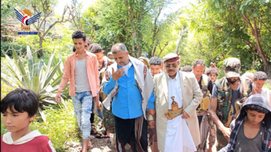 Al-Sami'i untersucht Überschwemmungsschäden in den Bezirken Dimnat Khadir und Sami' in Taiz und weist sie an, diese zu beheben