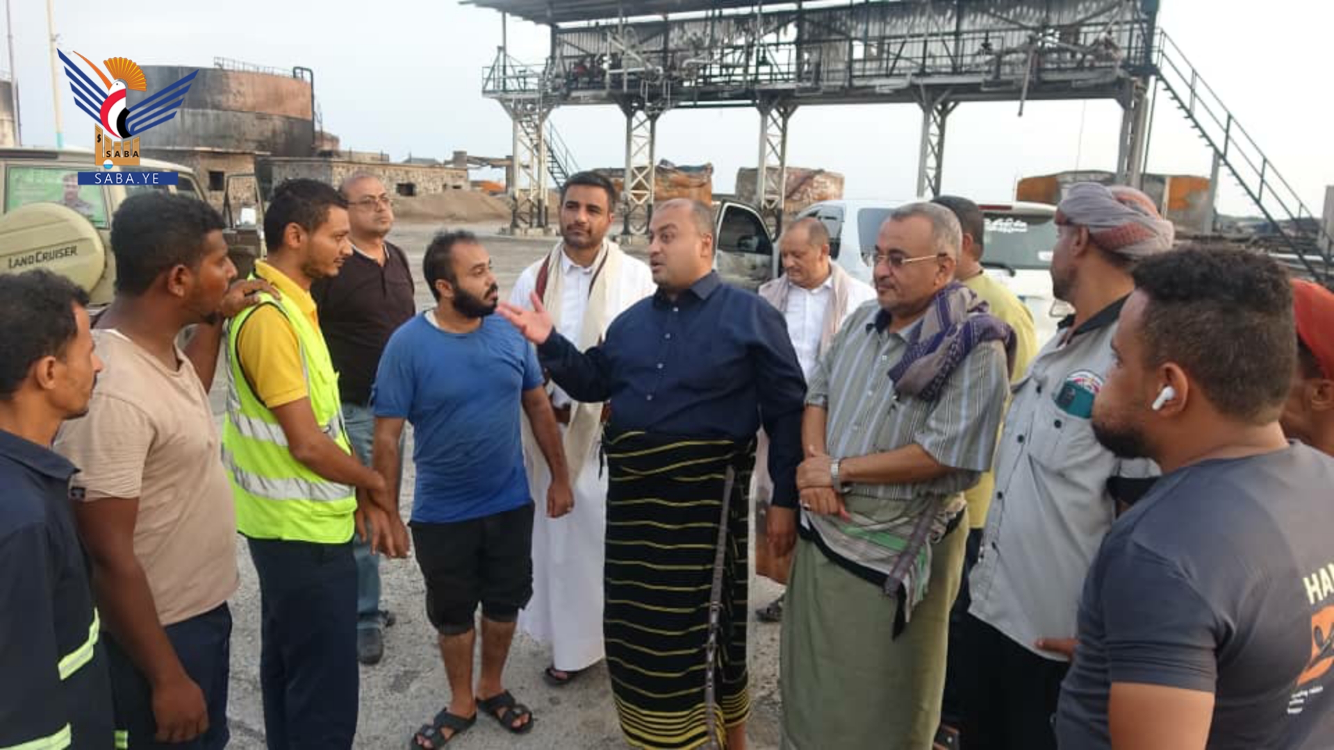 مقبولي يتفقد أضرار قصف العدوان الإسرائيلي بميناء الحديدة ومنشآت النفط