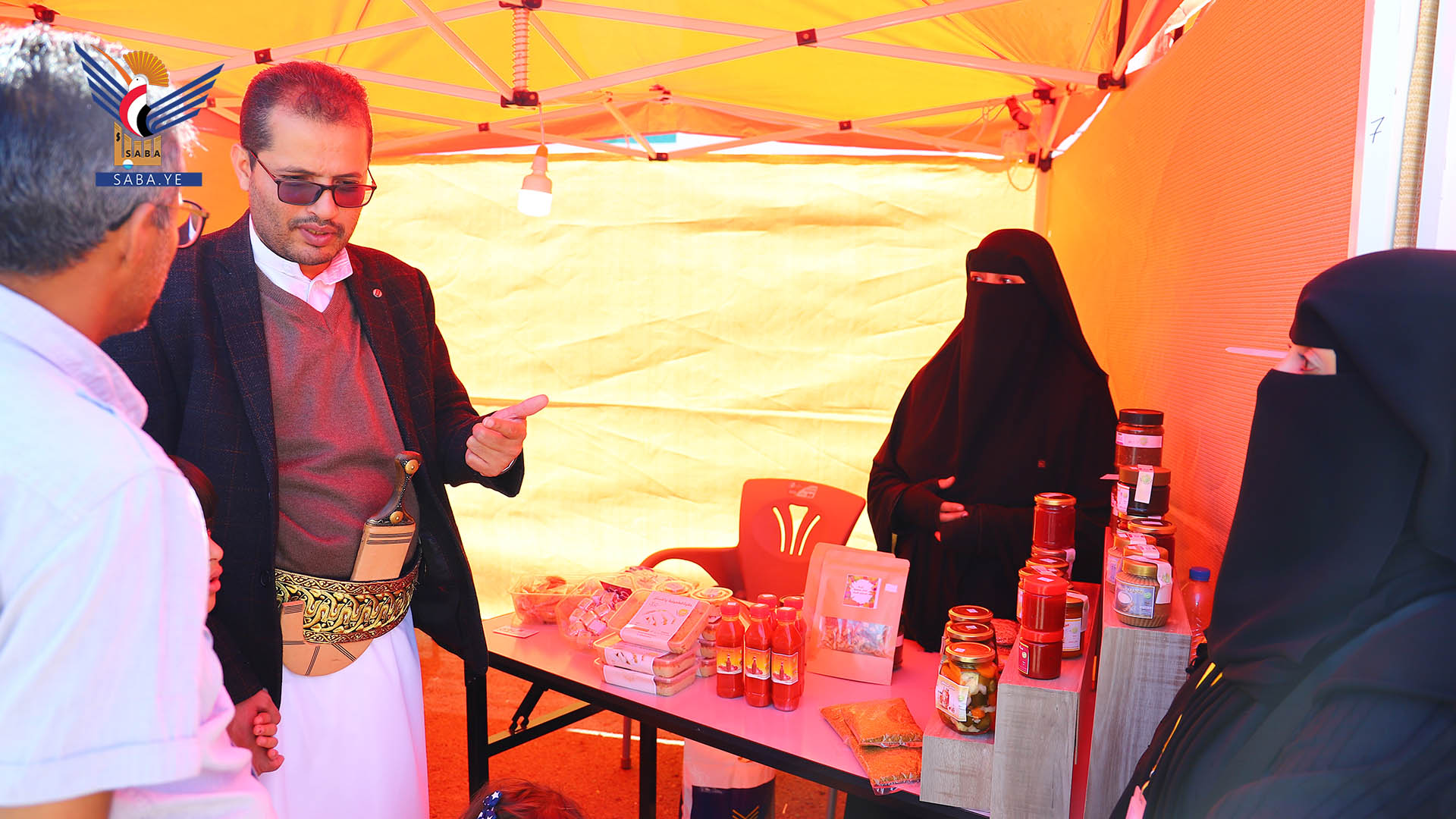رئيس تنمية المشاريع الصغيرة يتفقد مستوى الإقبال في سوق مبادرة اليمن السعيد