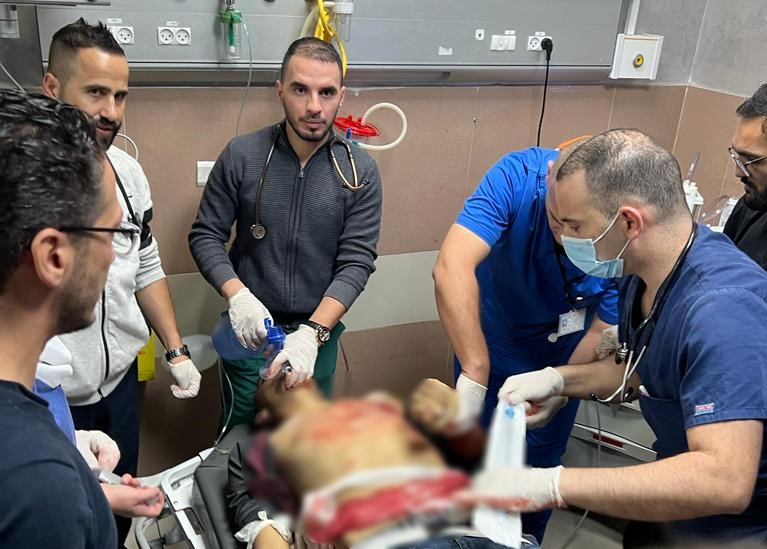 Verletzung von dutzenden palästinensische Patienten bei einem israelischen Angriff auf einen medizinischen Komplex