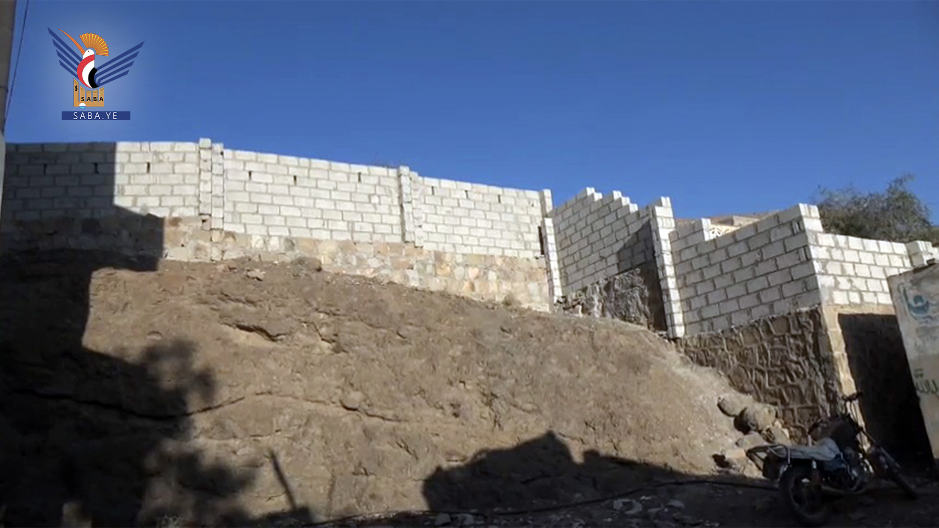 الانتهاء من بناء سور مدرسة القرآن بمديرية الطيال في صنعاء بمبادرة مجتمعية