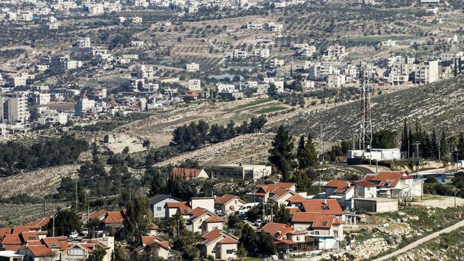 Zionist enemy paves settlement road south of Bethlehem and seizes lands Zionist enemy paves settlement road south of Bethlehem and seizes lands