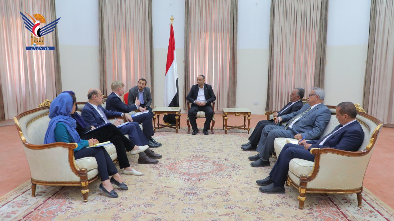 President Al-Mashat meets UN envoy at Presidential House in Sana'a