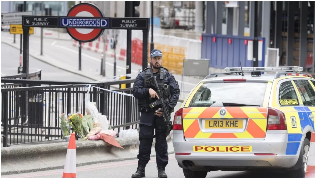 الشرطة البريطانية تعتقل شخصا على خلفية اصطدام سيارة ببوابة مقر رئيس الوزراء