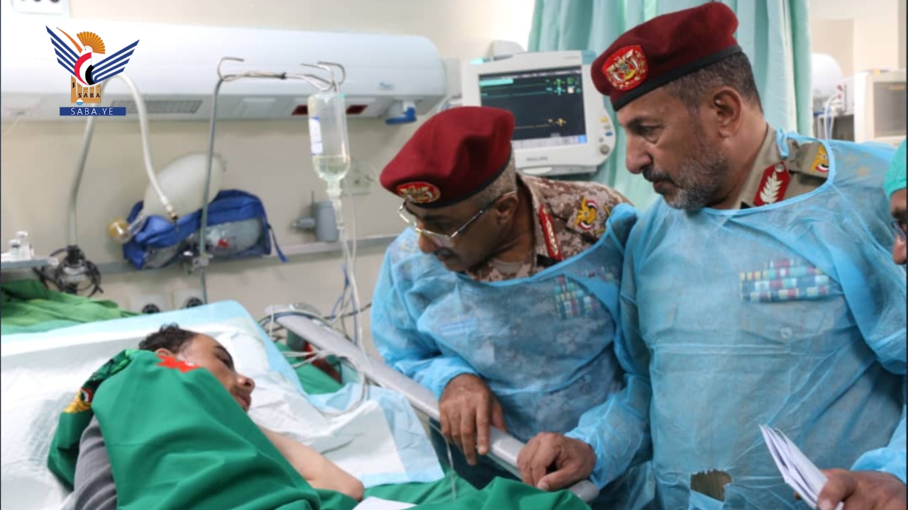 Inspector de las Fuerzas Armadas y el Director del Departamento Financiero visitaron a los heridos en el Hospital Militar en Sanaa Inspector de las Fuerzas Armadas y el Director del Departamento Financiero visitaron a los heridos en el Hospital Militar en Sanaa