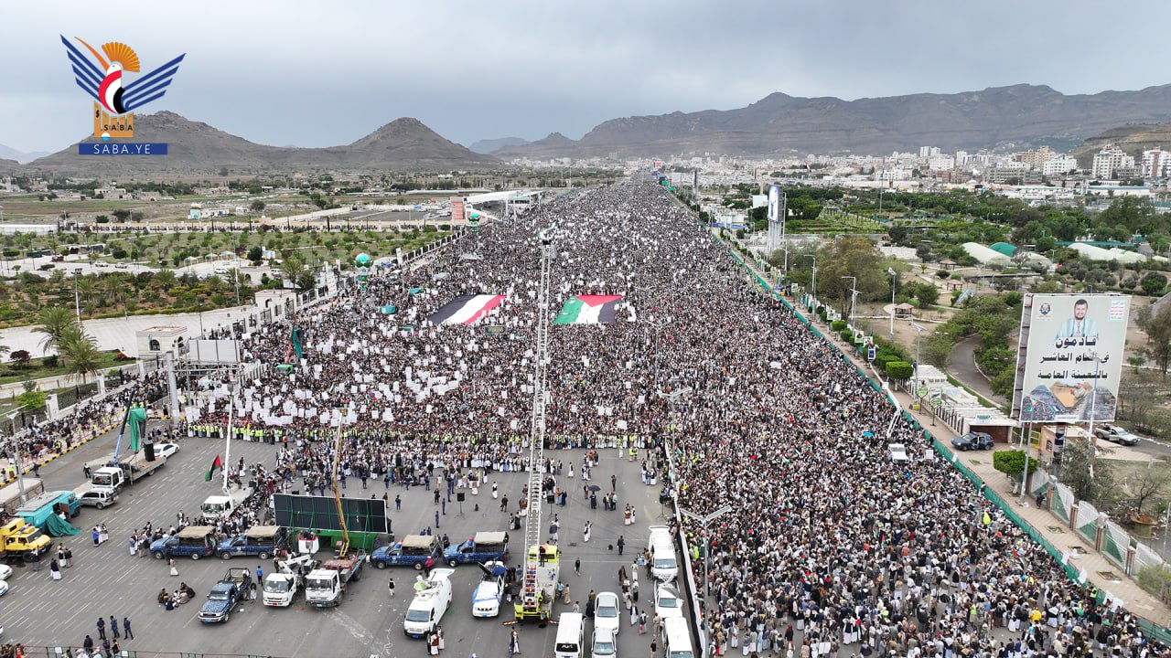 حشود مليونية بالعاصمة صنعاء في مسيرة "مع غزة العزة.. تعبئة واستنفار"