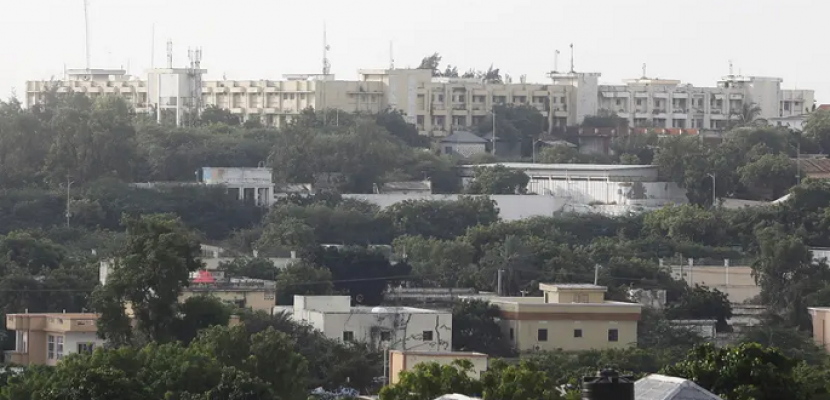 الشرطة الصومالية تعلن السيطرة على هجوم مسلح بأحد فنادق العاصمة