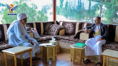Le Président Al-Mashat rencontre un membre de l'Association des savants yéménites, l'universitaire Ahmed Al-Ahdal