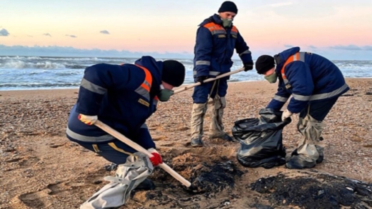 Putin describes oil spill in Black Sea as serious challenge Putin describes oil spill in Black Sea as serious challenge