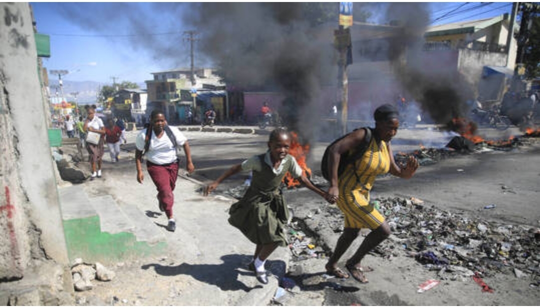 شرطة هايتي تغلق الشوارع وتقتحم المطار احتجاجا على مقتل ضباطها 