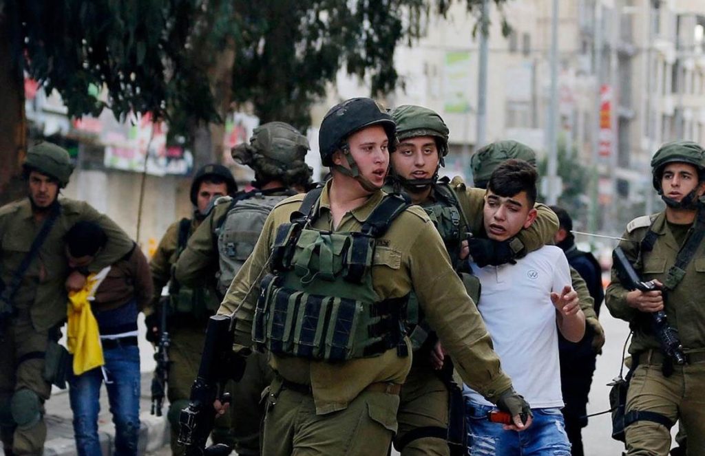 الاحتلال الصهيوني يعتقل سبعة فلسطينيين في الضفة الغربية المحتلة