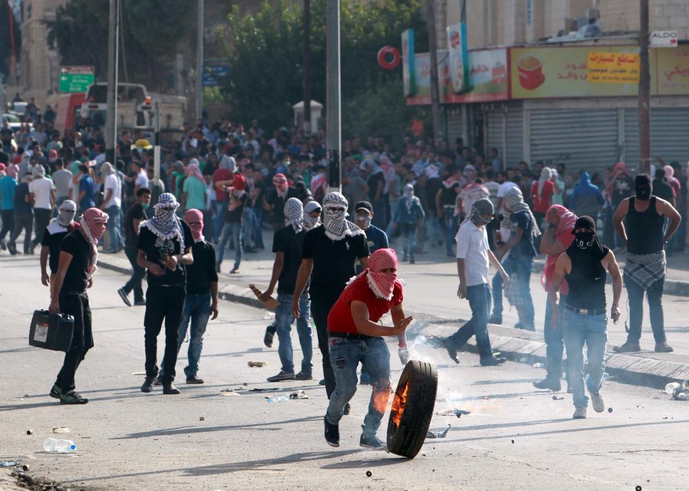 اصابات بالاختناق خلال مواجهات مع العدو الصهيوني في بيت أمر