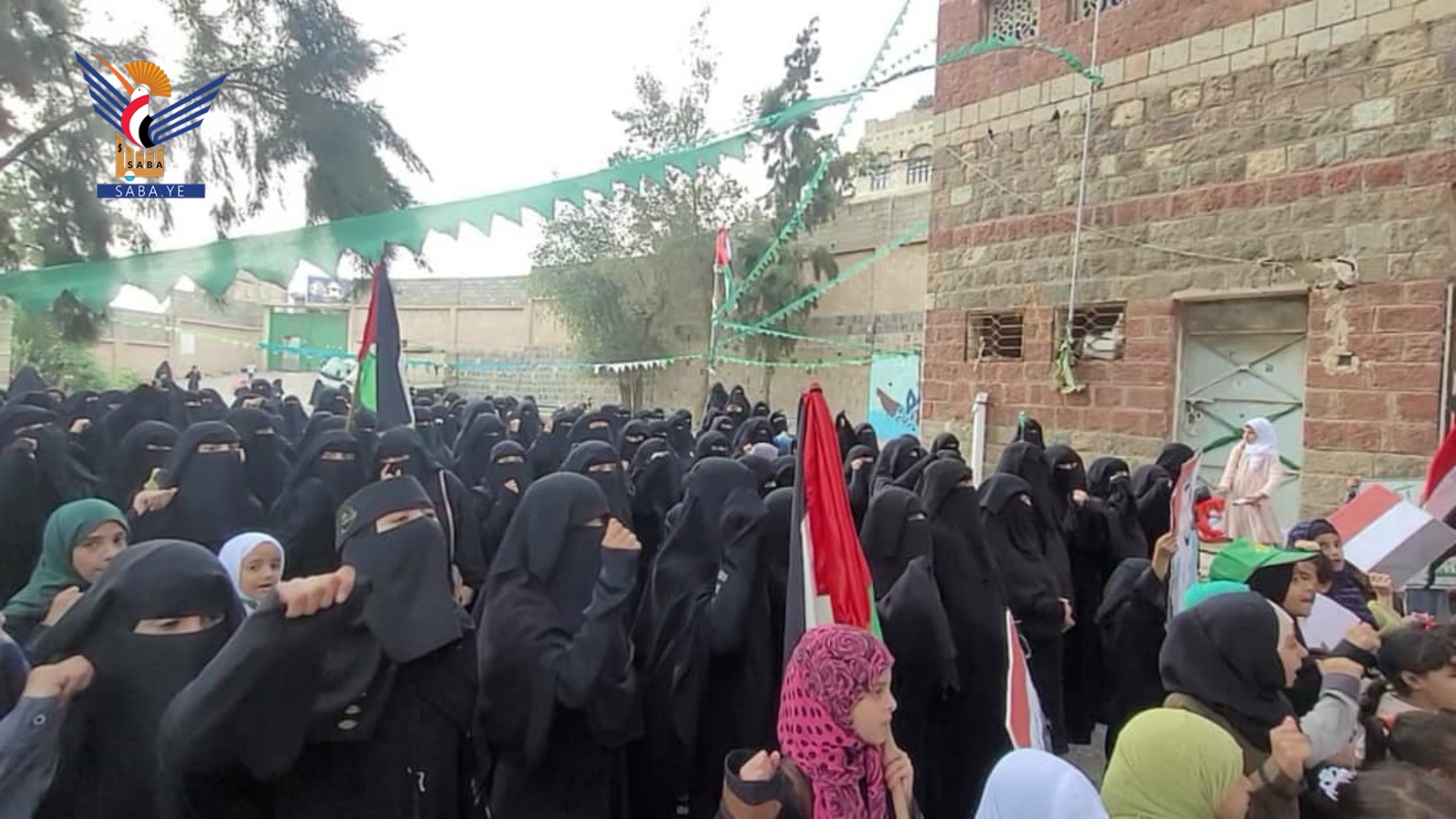 صنعاء .. وقفة للهيئة النسائية في مناخة بالعيد العاشرة لثورة 21 سبتمبر