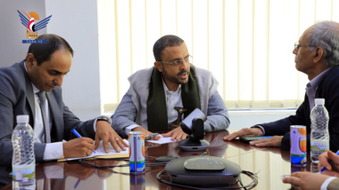 Le gouverneur de la BCY  discute avec  le président par intérim de l'Association des banques yéménitese travail du secteur bancaire après l'adoption de la loi interdisant les transactions usuraires