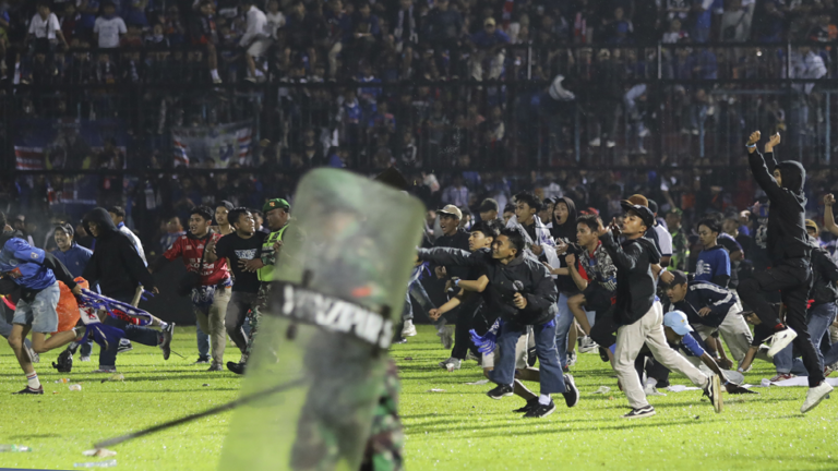 اندونيسيا تأمر بتعويضات مالية لأسر ضحايا التدافع في الملعب