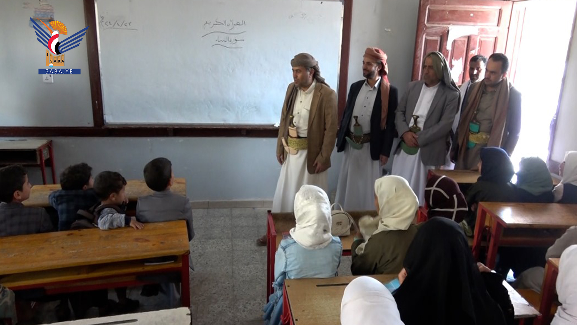 Le gouverneur d'Amran inspecte les progrès des activités et des cours d'été