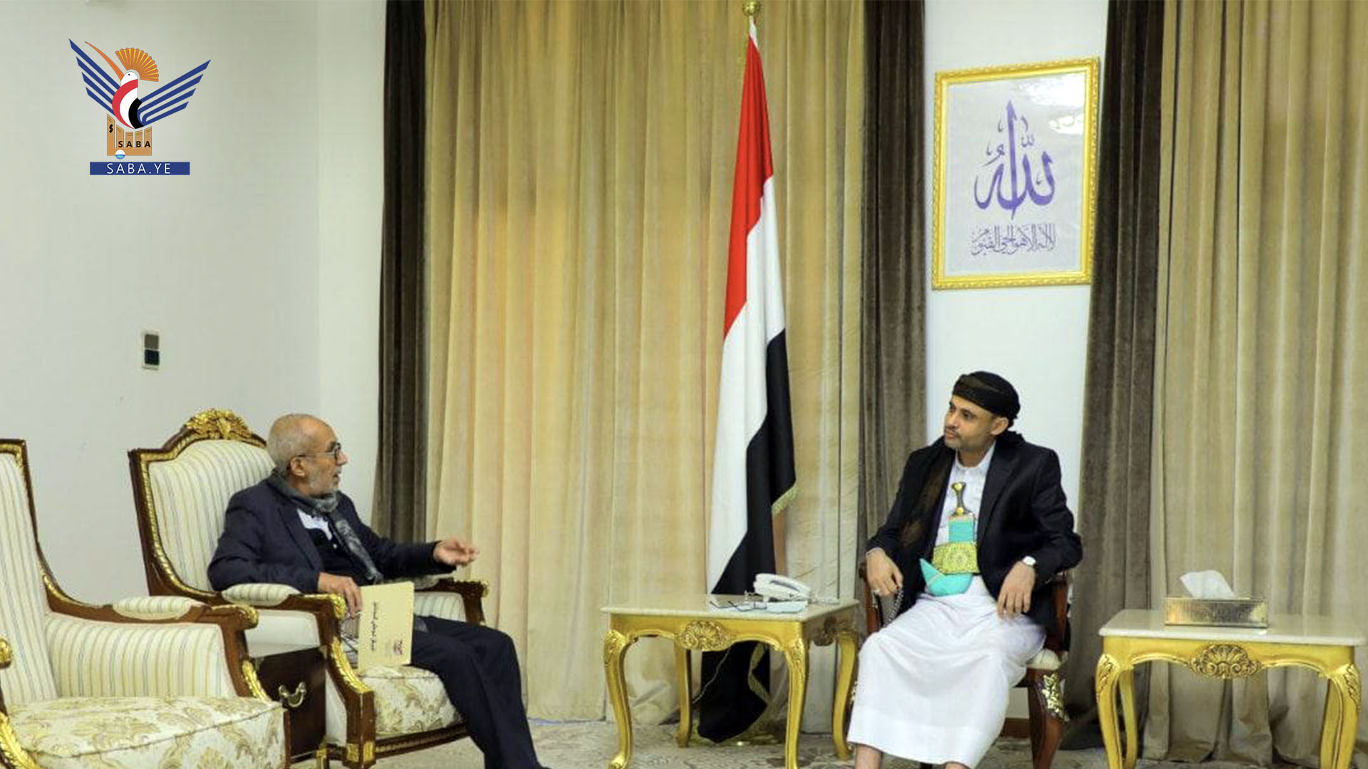 El presidente Al-Mashat se reúne con el director del Centro Nacional de Documentación
