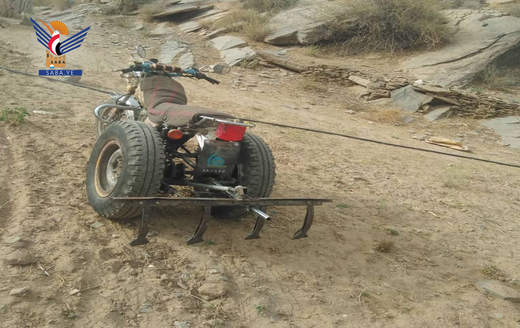 Les contrecoups de l'agression US-saoudienne et du siège poussent un paysan de Marib à transformer sa moto en charrue : rapport