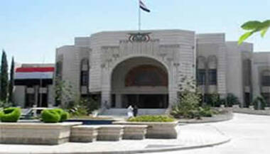 Eine Regierungsquelle verurteilt den Terroranschlag auf die Militärakademie in Homs