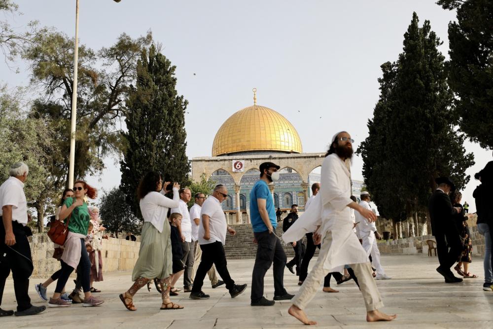 Dozens of settlers storm courtyards of al-Aqsa Mosque