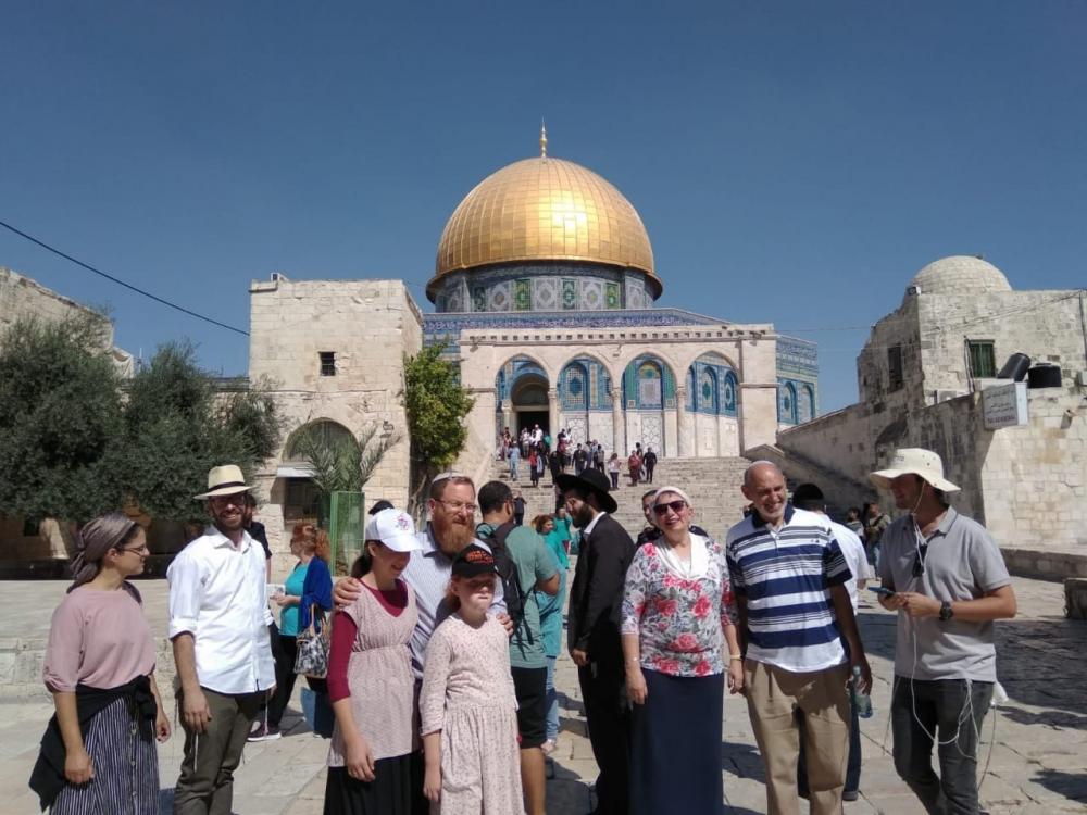 Decenas de colonos extremistas asaltan Al-Aqsa.